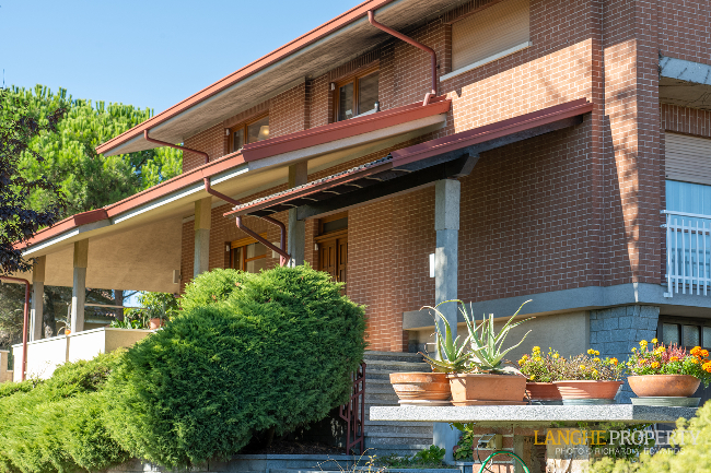 Barbaresco villa with stunning view of vineyards and Alps