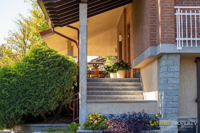 Barbaresco villa with stunning view of vineyards and Alps