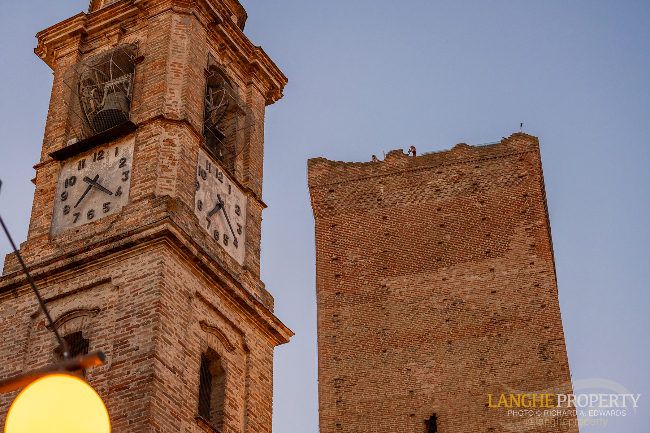Barbaresco villa with stunning view of vineyards and Alps