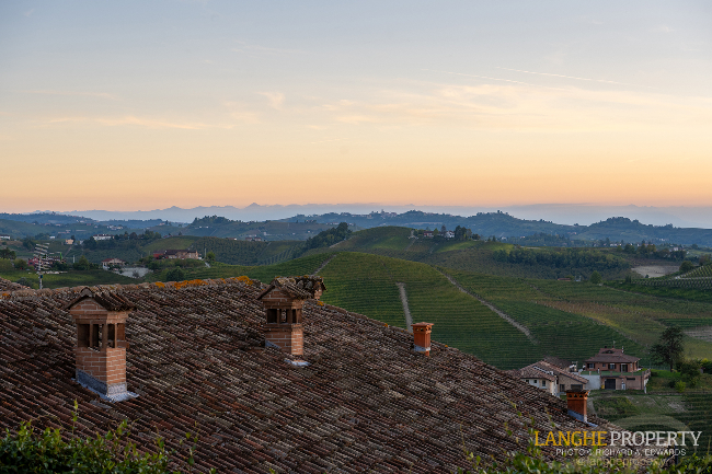 Barbaresco villa with stunning view of vineyards and Alps
