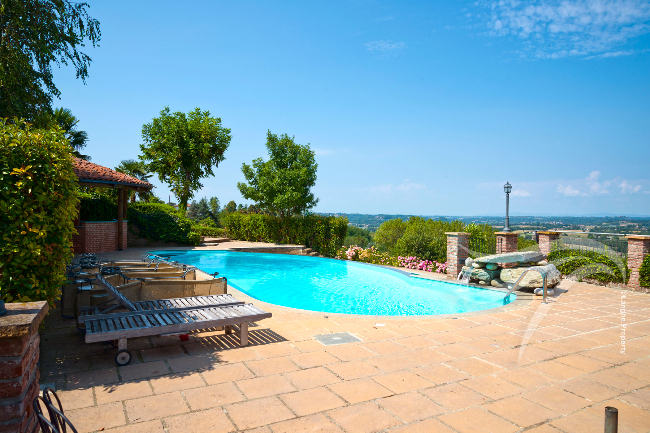 Unique wine property in stunning position