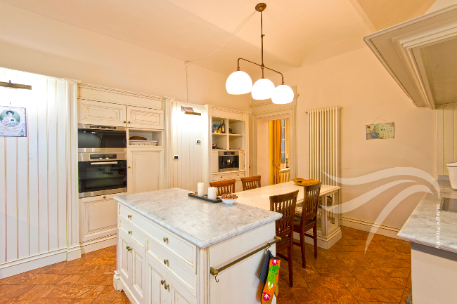 Unique wine property in stunning position