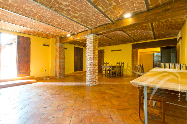 Unique wine property in stunning position