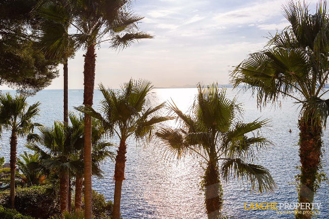 Extraordinary first-line waterfront estate 