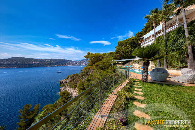 Extraordinary first-line waterfront estate 