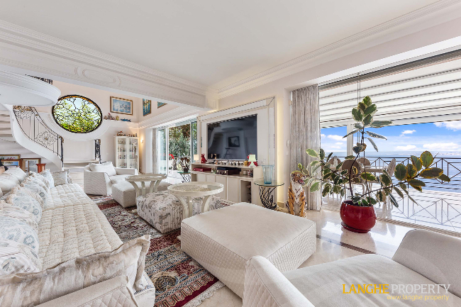 Extraordinary first-line waterfront estate 