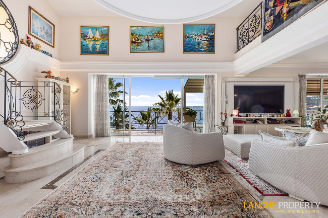 Extraordinary first-line waterfront estate 