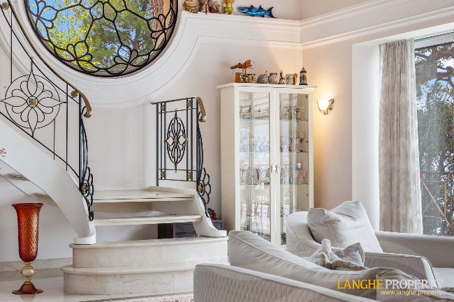 Extraordinary first-line waterfront estate 