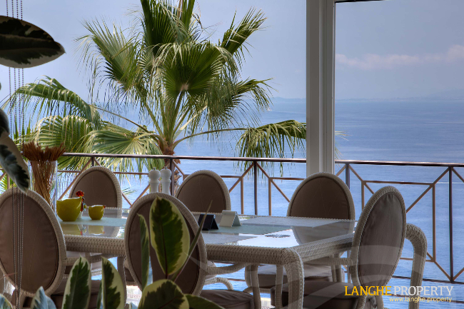 Extraordinary first-line waterfront estate 