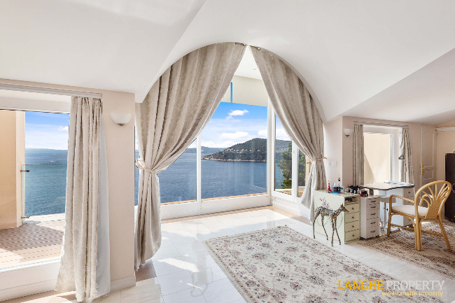 Extraordinary first-line waterfront estate 