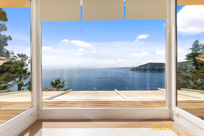 Extraordinary first-line waterfront estate 