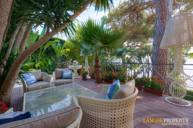 Extraordinary first-line waterfront estate 