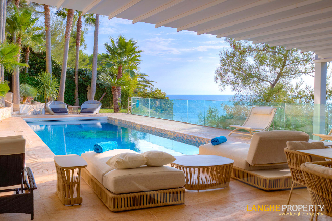 Extraordinary first-line waterfront estate 