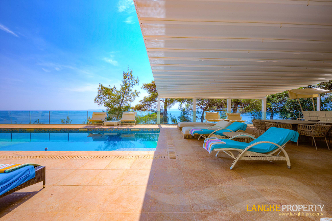 Extraordinary first-line waterfront estate 