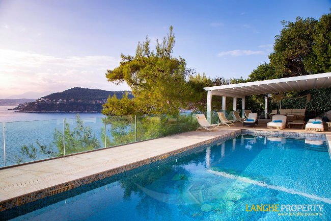 Extraordinary first-line waterfront estate 