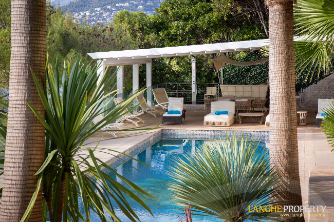 Extraordinary first-line waterfront estate 